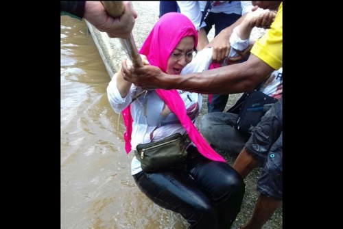 Video Anggota MPR RI Jatuh di Sungai Kecamatan Tempuling