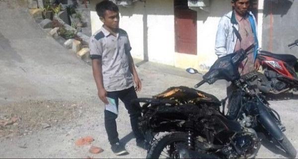 Kesal Kena Tilang, Pria Ini Bakar Motornya di Depan Polisi