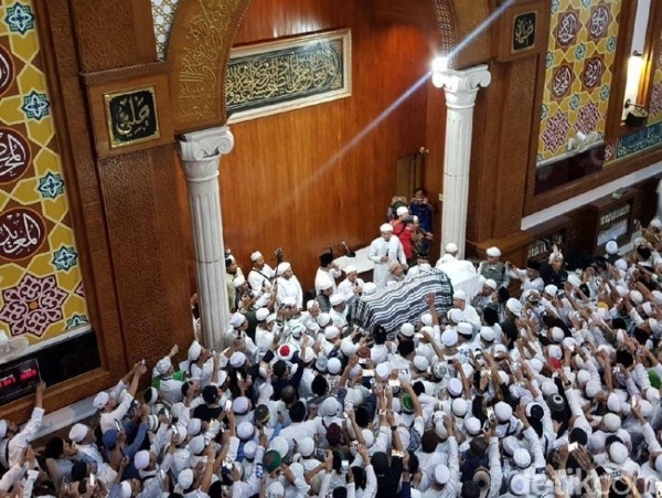 Deraian Air Mata, Ribuan Umat Muslim Ikut Salat Jenazah Ustaz Arifin Ilham
