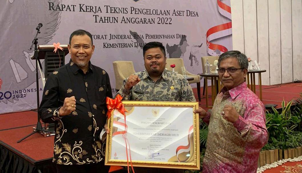 DPMD dan Pemdes Inhil Terima Penghargaan dari Kemendagri