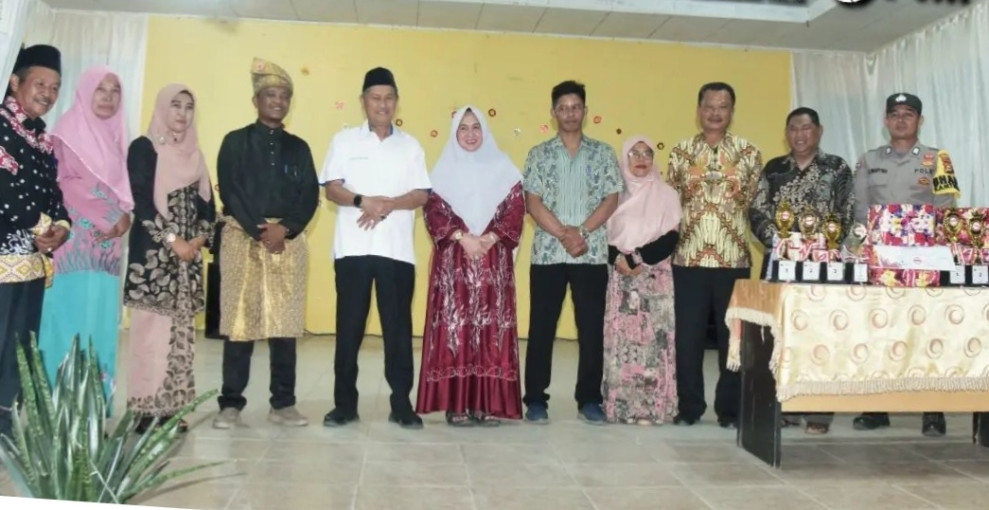 Wabup Inhil Serahkan Hadiah Lomba Karaoke HUT RI 78 di Kempas