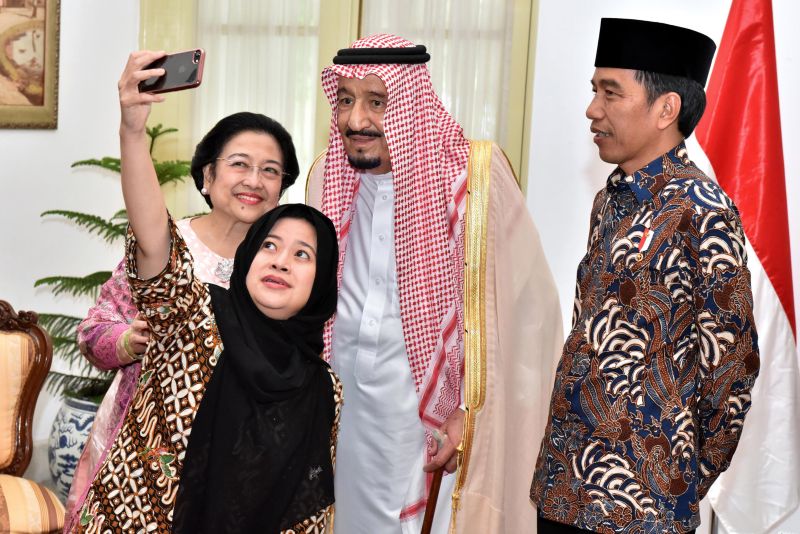 Gaya Puan Maharani dan Megawati saat foto selfie dengan Raja Salman