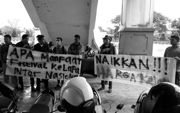 Massa Gerakan Peduli Petani Kelapa Inhil Demo di Kantor DPRD Inhil