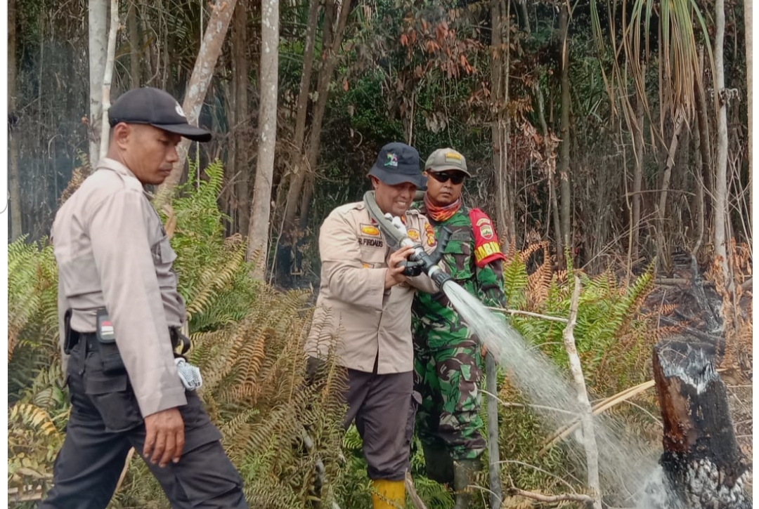 Pimpin Pemadaman Kebakaran Lahan di Simpang Gaung, ini Kata Wakapolres Inhil