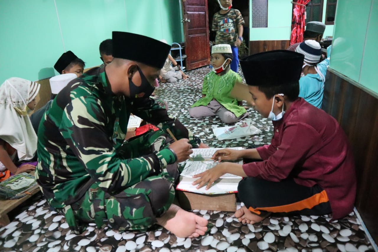 Satgas TMMD 111 Kodim 0314/Inhil Ajarkan Anak-anak Desa Mengaji