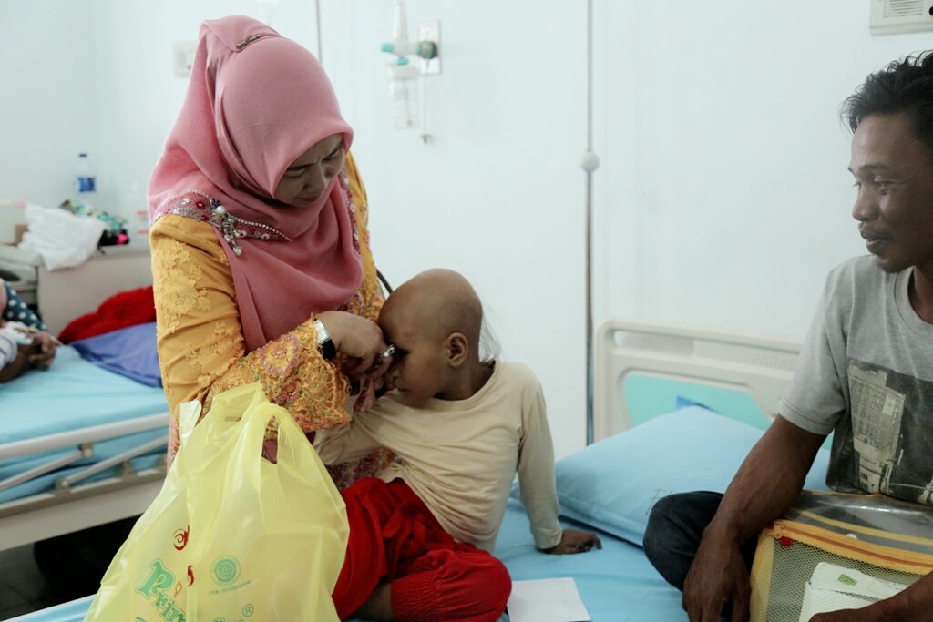 Ketua K3S Inhil Jenguk Pasien Tumor Mata di Pekanbaru