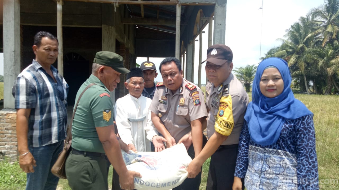 Jumat Barokah, Polsek Firdaus Berikan Bantuan Pembangunan Musollah Al Istiqomah