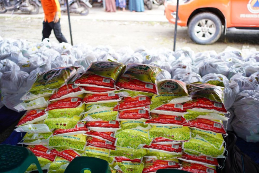 Pemerintah Salurkan 10 Ton Bagi 1.000 KK Korban Banjir di Pekanbaru