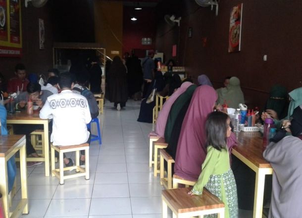 Beri Diskon 50 Persen untuk Wanita Bercadar dan Pria Bercelana Cingkrang, Gerai Muslim Padat Pengunjung