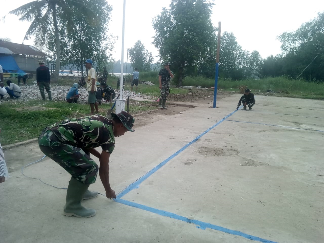 Ajak Muda-Mudi Berolahraga, Satgas TMMD ke 106 Kodim 0314/Inhil Goro Bersihkan Lapangan Voly