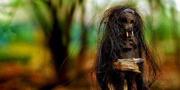 Menyeramkan!, Jenglot Tiba - Tiba Muncul Dimakam Keramat Saat Warga Kubur Jenazah Malam Hari