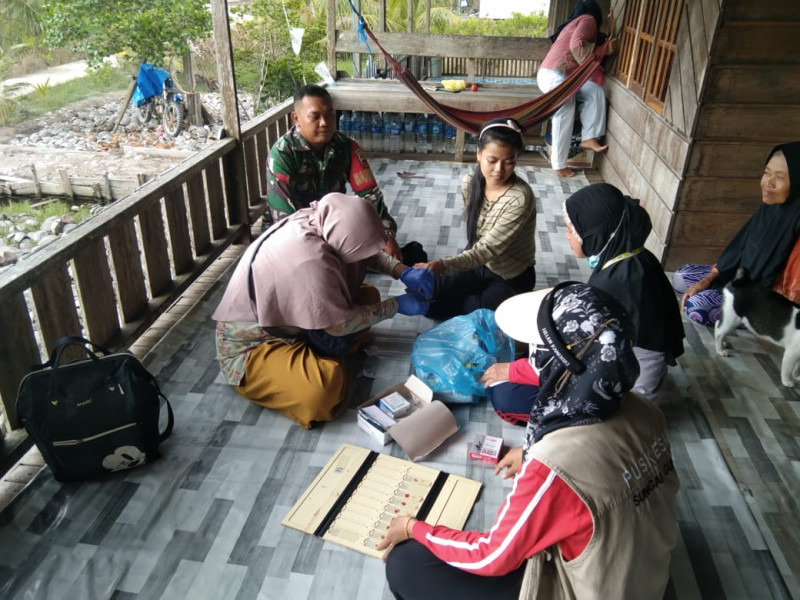 Personil Koramil 06/Kateman Dampingi Nakes Periksa Warga di Kuala Selat