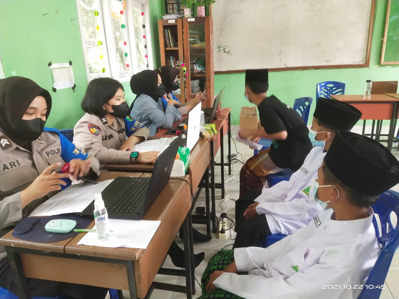 Hari Santri Nasional 2021, Polres Inhil Gelar Vaksinasi di Ponpes Tebu Ireng