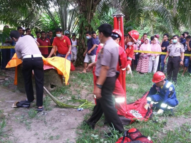 Mayat Membusuk Dalam Sumur Tua Gegerkan Warga Tapung Pekanbaru