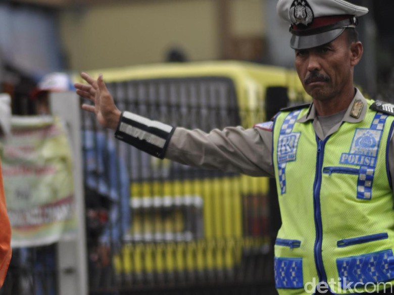 Bripka Ase, Polisi yang Kuat Menahan Hujan dan Panas Saat Bertugas