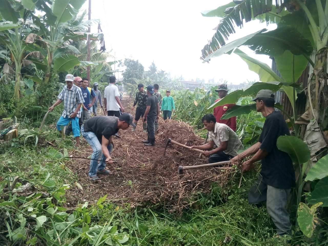 Satgas TMMD Kodim 0314 Inhil Goro Bersihkan Sarana Umum di Desa Sanglar