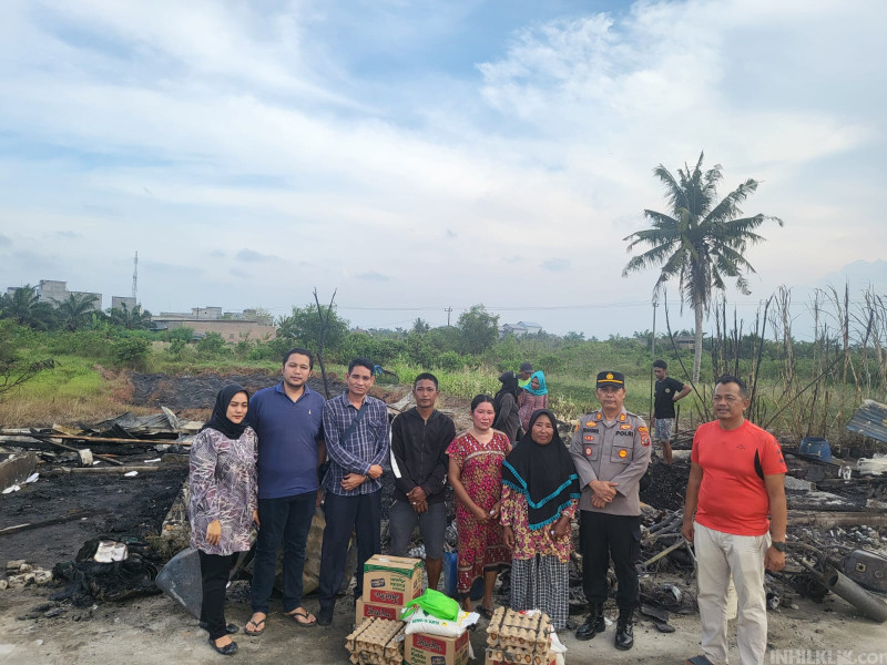 Kapolsek Teluk Mengkudu Peduli Korban Kebakaran di Desa Pekan Sialangbuah.