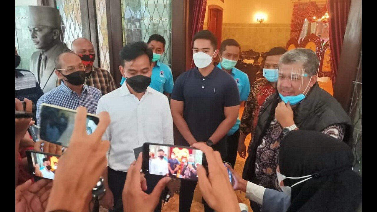 Sering Kritik Ayahnya, Dua Putra Jokowi Ternyata Ngefans Fahri Hamzah