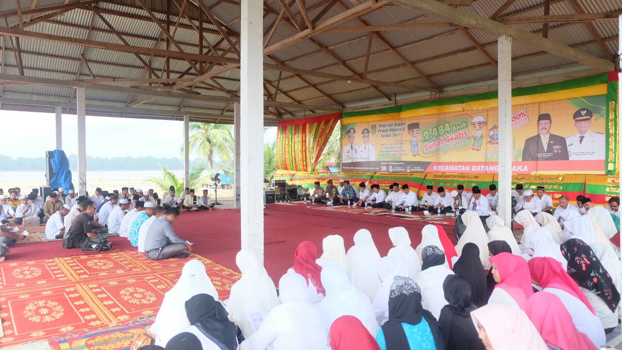 Bupati Wardan Hadiri Istighotsah Dalam Rangka Halal Bi Halal Dan Sunatan Massal 2017 Di Sungai Piring.