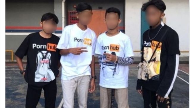 Fenomena ABG Pakai Baju Bertema Situs Dewasa