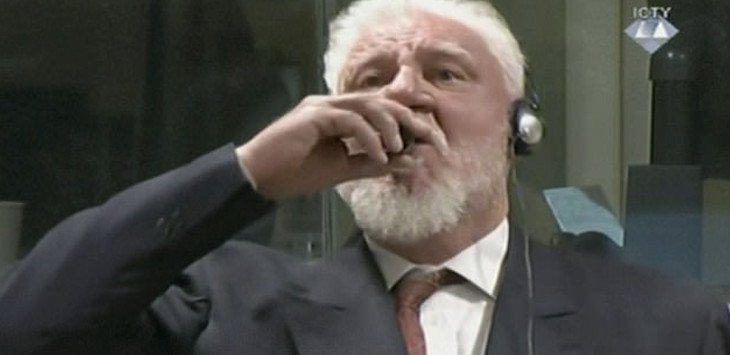 VIDEO: Jenderal Perang Pembantai Muslim Bosnia Tewas Minum Racun di Pengadilan