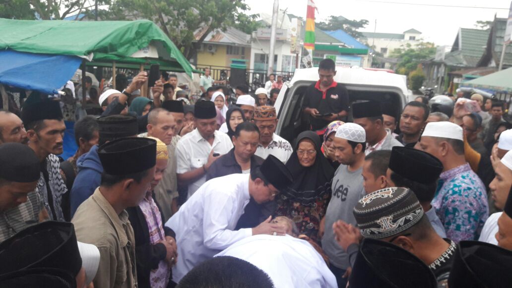 Beriring Kesedihan, Bupati Wardan Antar Jenazah H Mohammad Ali Khanafiah