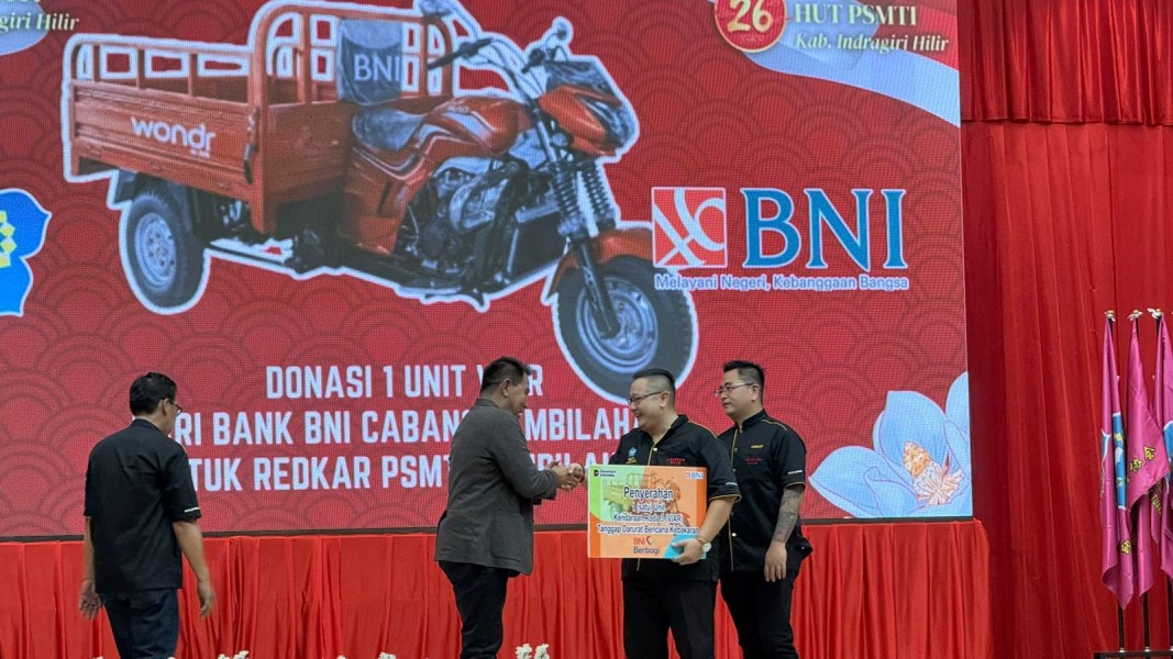 BNI Tembilahan Serahkan Bantuan Kendaraan Roda Tiga untuk Perkuat Armada Redkar PSMTI Inhil