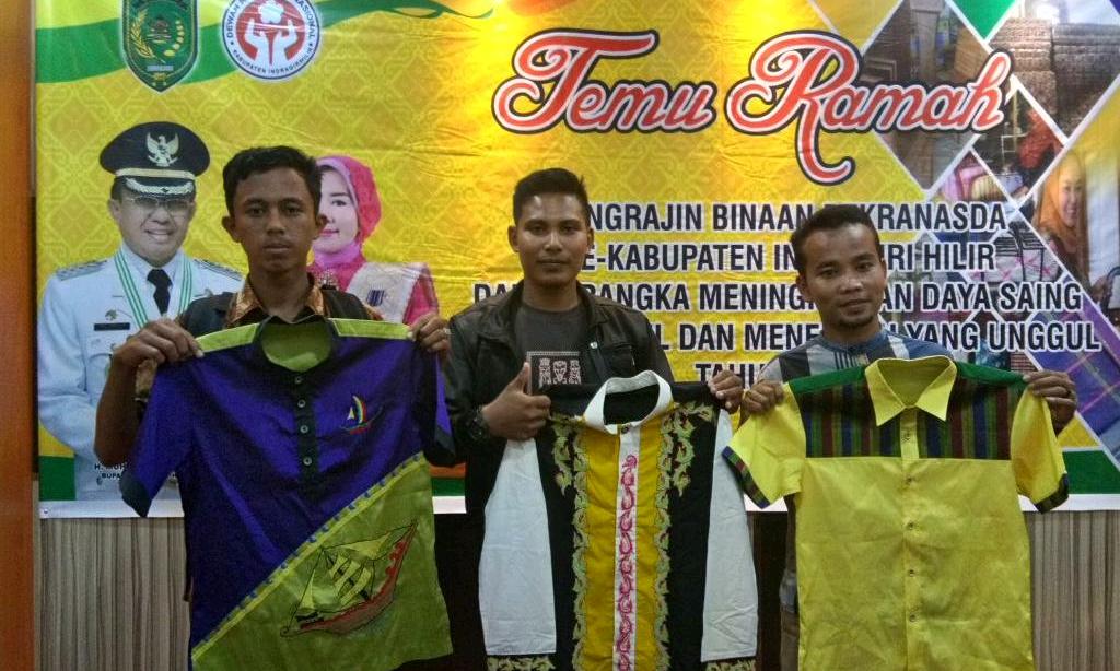 Pengrajin Asal Mandah Tampilkan Hasil Karya Kerajinan Tangan Dihadapan Bupati