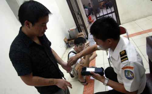 Empat Penyortir Buah Pinang Asal China Diamankan Polisi