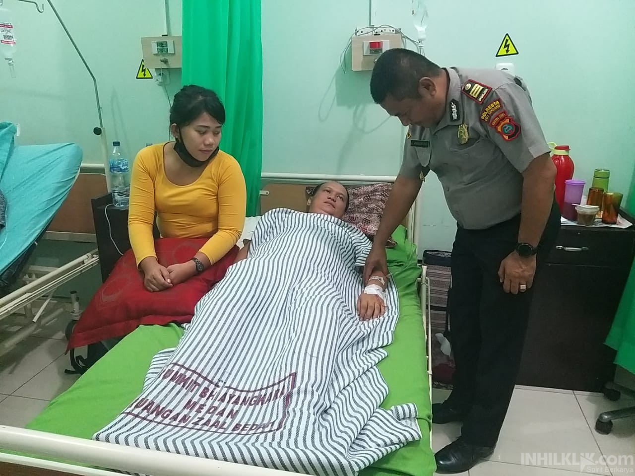 Kapolsek Tiga Juhar Besuk Anggota yang Sakit