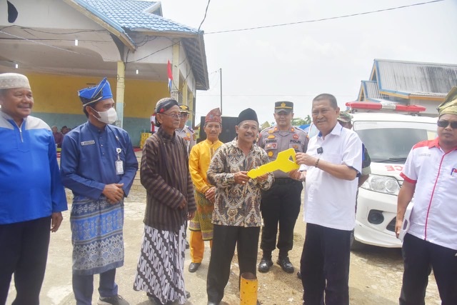 Hadiri HUT Kempas Jaya ke-46, Wabup Inhil Serahkan Ambulance