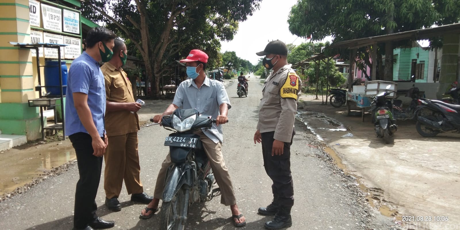 Polsek Firdaus bersama Petugas Relawan Covid 19 Desa Silau Rakyat Giat Ops Yustisi di Posko PPKM Mikro