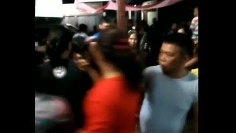 NGAMUK! Emak-Emak Hancurkan Mesin Judi Tembak Ikan