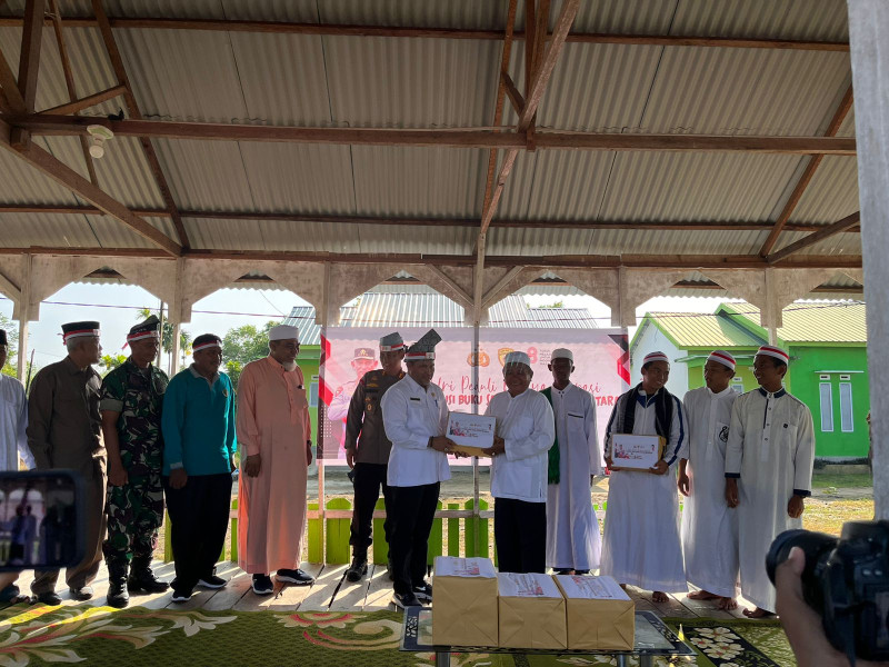 Polres Inhil Salurkan Al-Quran ke Ponpes Jilussalamah Al-Islami