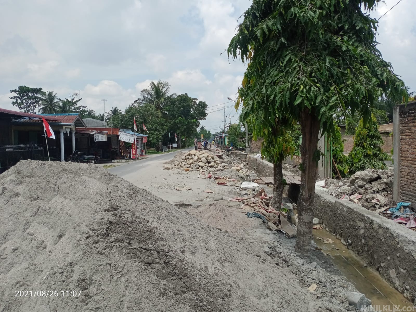 Pembangunan Saluran Drainase  diruas Jalan Matapao - Sialang Buah Ganggu Pengendara 