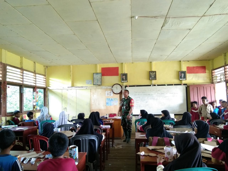 Kopda Dodi Suhendro Berikan Pengajaran Wasbang di SD Kuala Selat