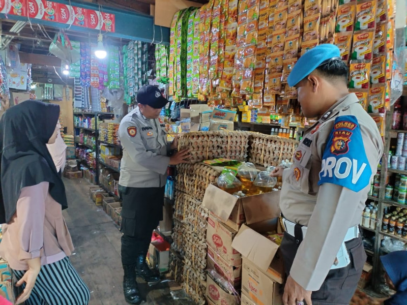 Rutin Laksanakan Patroli Pasar, Personil Polsek Gaung Aiptu Dolar Pasaribu Sampaikan Pesan Kamtibmas