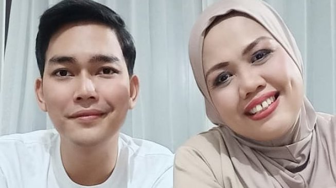 Elly Sugigi - Aditya Gumelar Putus, Warganet: Masa Kontrak Habis?