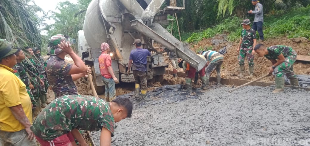Semangat 45, Warga dan Satgas TMMD Kembali Berjibaku Bangun Jalan Cor Beton
