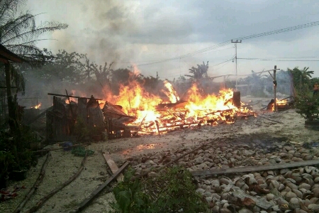Karena Kembang Api, 4 Rumah di Inhil Ludes Terbakar