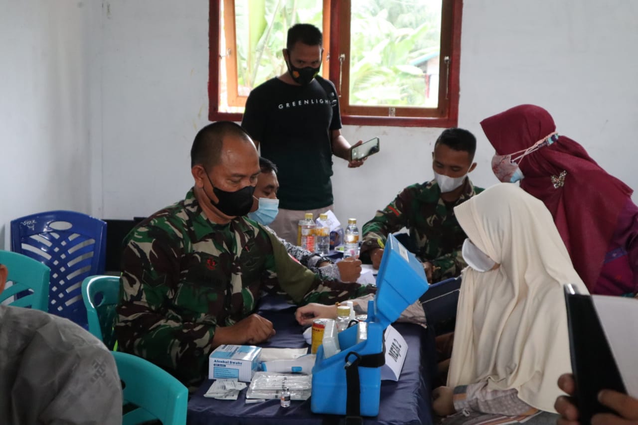Pengurus Ponpes Daarul Rahman Tempuling Dapat Vaksin dari TNI
