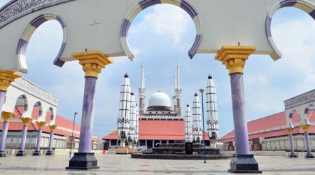 Presiden Jokowi Salat Iduladha dan Berkurban Sapi 1,23 Ton di Semarang