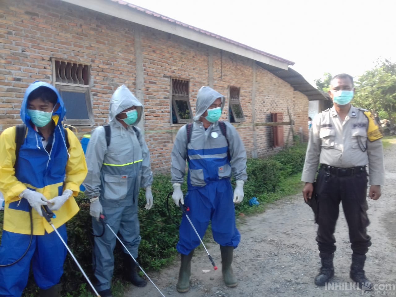 Bhabinkamtibmas Polsek Namorambe dan Perangkat Desa Giatkan Penyemprotan Disinfektan