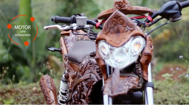Kreatif, Pemuda Desa Memodifikasi Motornya dengan Kayu Jati