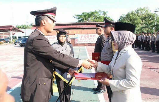 28 Personil Polres Inhu Terima Penghargaan Satya Lencana