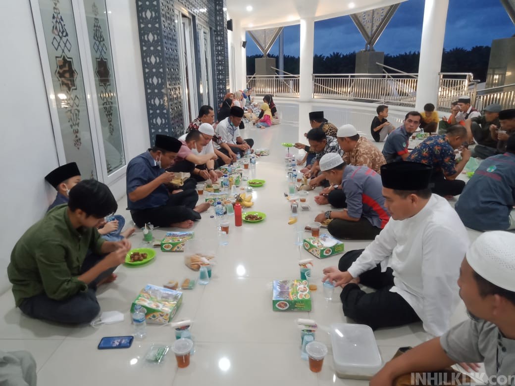 Memasuki Hari ke-10, Bupati Sergai H.Darma Wijaya Buka Puasa Dengan Sebiji Kurma dan Mie Balap.