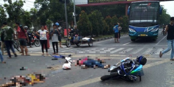Tiga orang Anak-beranak Tewas, 4 Kritis Setelah Dihantam Truk Trailer di Medan
