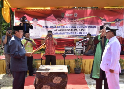 Lantik Pj Kades Sungai Intan, Bupati Inhil Ingatkan Selalu Berkoordinasi saat Ambil Keputusan