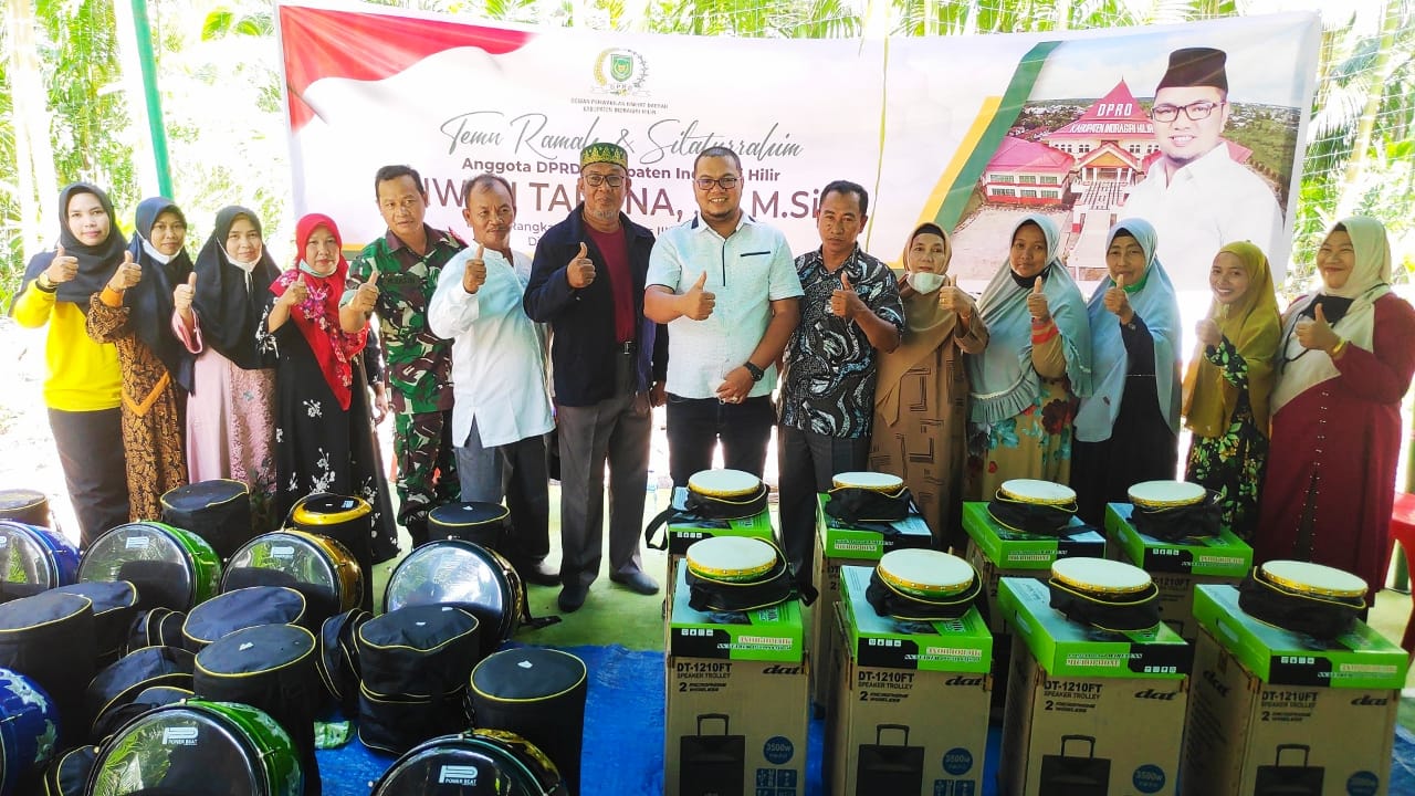 Anggota DPRD Inhil Iwan Taruna Serahkan Bantuan Delapan Set Gendang Habsy