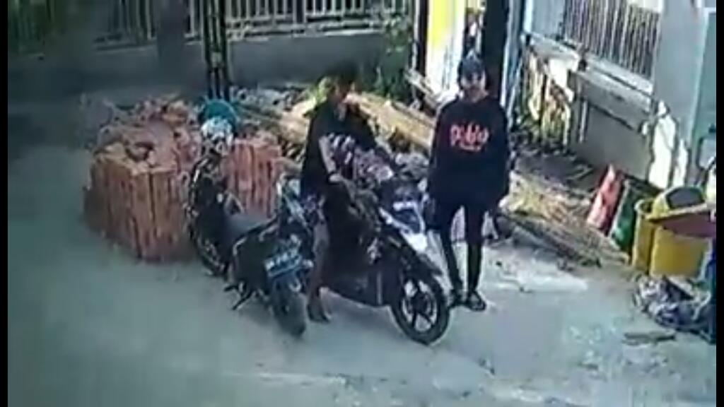 Curi Helm Di Masjid Darul Jikmah Tembilahan, Aksi 2 Pemuda ini Terekam Jelas Di CCTV